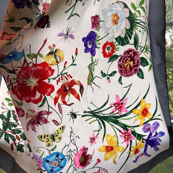 Like new Vintage Gucci Scarf. I bought it and wore it once. Beautiful design! - Picture 7 of 9